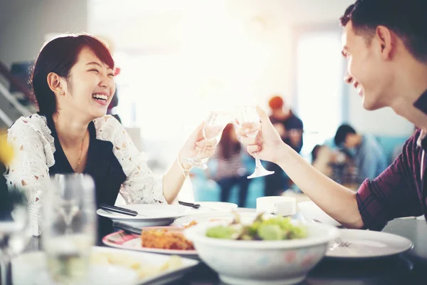 아시아 부부는 낭만적인 저녁을 즐기는 부엌에 테이블에 소프트 포커스 — 스톡 사진