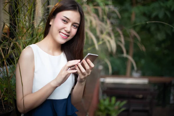 Азия Бизнесмены Женщины Используют Мобильный Сенсорный Смартфон Связи Проверки Бизнес — стоковое фото