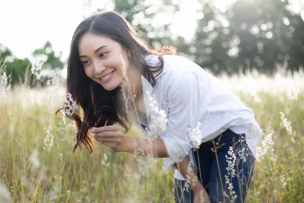 Las Mujeres Asiáticas Feliz Sonrisa Tiempo Relax Prado Hierba —  Fotos de Stock