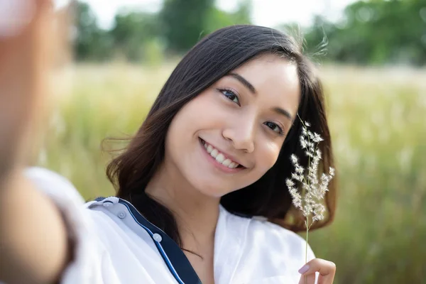 Asyalı Kadınlar Mutlu Gülümseme Alarak Fotoğraf Rahatlatıcı Üzerinde Selfie Çayır — Stok fotoğraf