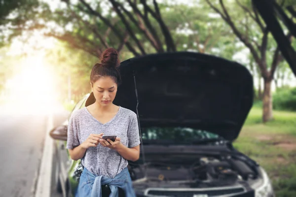 Mujer Asiática Usando Teléfono Móvil Mientras Mira Hombre Estresado Sentado — Foto de Stock