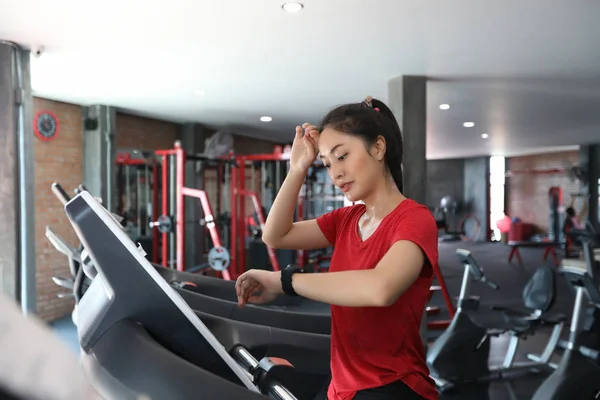 Aziatische Vrouwen Lopen Sport Schoenen Sportschool Terwijl Een Jonge Blanke — Stockfoto