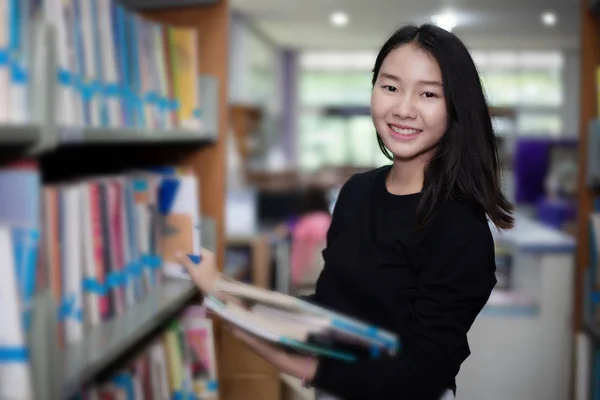 Asiática Mujer Estudiantes Holding Para Selección Libro Biblioteca — Foto de Stock