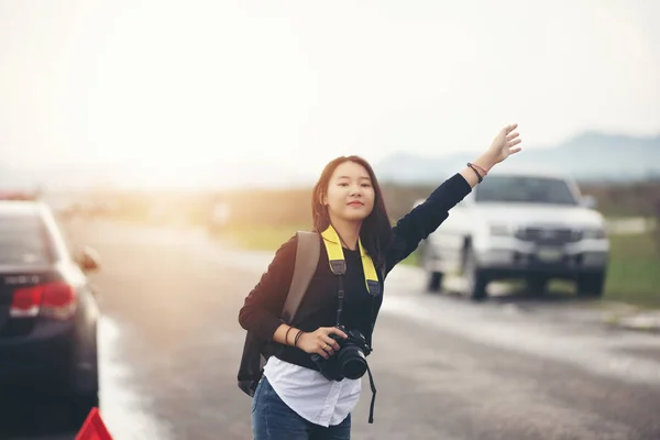 Asiatiche Giovani Donne Escursioni Con Gli Zaini Stressato Dopo Guasto — Foto Stock