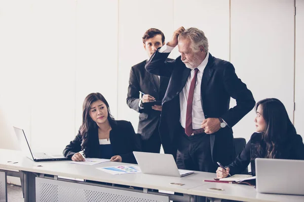 Empresarios Grupos Usando Cuaderno Para Socios Discutiendo Documentos Ideas Reuniones — Foto de Stock