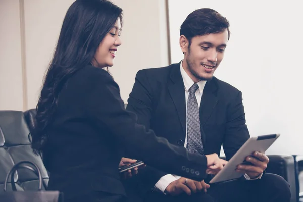 Hombres Negocios Grupo Que Utilizan Cuaderno Para Socios Negocios Discutiendo — Foto de Stock