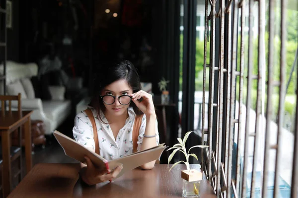 Asiatico Donna Aperto Menu Ordinare Caffè Caffè Ristorante Sorridente Felice — Foto Stock