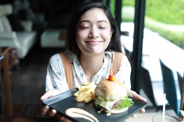 Азійські Жінки Посміхаються Щасливі Подобається Їсти Гамбургери Каві Ресторані Під — стокове фото