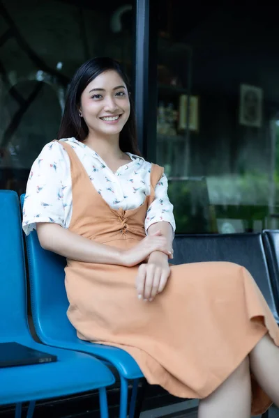 Mulheres Asiáticas Sorrindo Felizes Relaxando Café Depois Trabalhar Escritório Sucesso — Fotografia de Stock