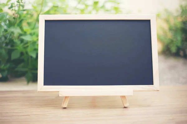 Tablero Negro Tapa Tabla Madera Con Sol Fondo Verde Borroso — Foto de Stock