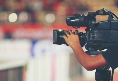 Yumuşak odak ve bulanık profesyonel kameraman ve onun profesyonel ekipman ile çalışma Video kamera operatörü 