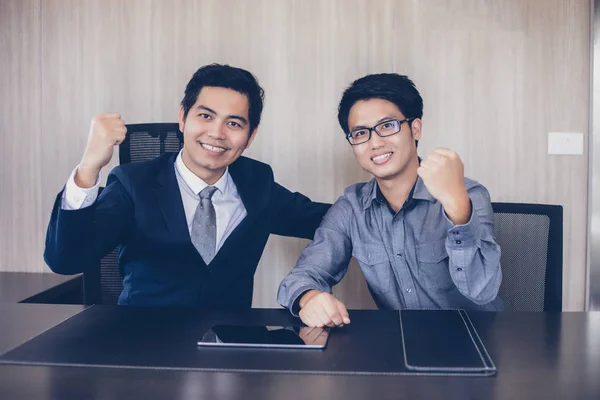 Empresários Asiáticos Conceito Sucesso Vitória Equipe Feliz Com Mãos Levantadas — Fotografia de Stock