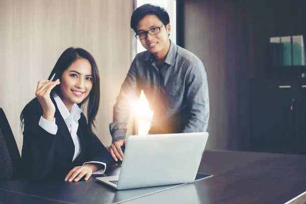 Empresarios Asiáticos Grupo Usando Cuaderno Para Socios Negocios Discutiendo Documentos — Foto de Stock