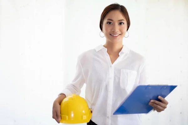 Asiatiska Kvinnor Ingenjörskonst Inspektera Och Arbeta Och Hålla Ritningar Kontoret — Stockfoto