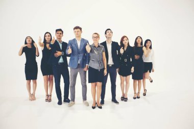 Mutlu iş adamı ve iş kadınları kutluyor başarı başarı kol kaldırdı ve Concep gösteri başparmak gülümseyen bulanık ve yumuşak odak