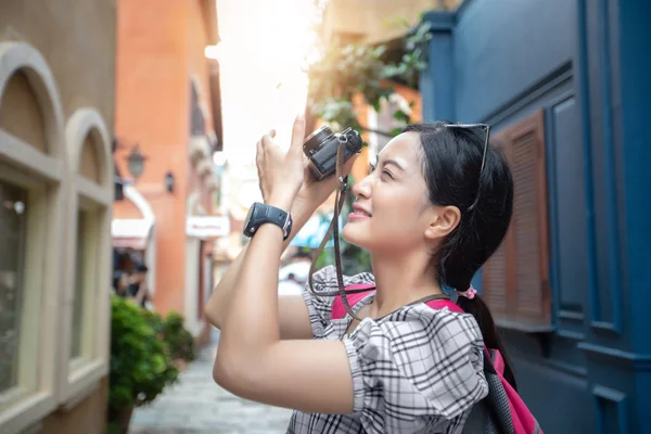 Plecaki Azjatyckich Kobiet Spaceru Razem Szczęśliwy Biorąc Zdjęcie Selfie Czas — Zdjęcie stockowe