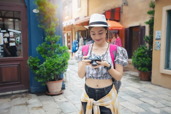 Asijské Ženy Batohy Chodit Spolu Šťastný Přebírají Foto Selfie Relax — Stock fotografie