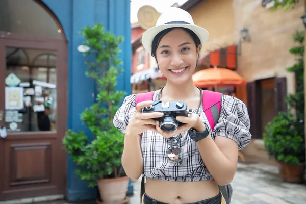 Asijské Ženy Batohy Chodit Spolu Šťastný Přebírají Foto Selfie Relax — Stock fotografie