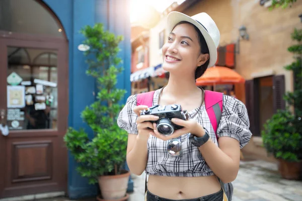 格子縞のシャツと一緒に歩いてバックパックを着用とアジア女性と幸せは 写真を取ると Selfie 概念の休日旅行のリラックス タイム — ストック写真