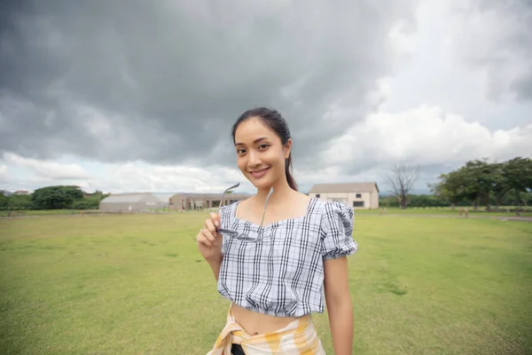 Mujer Pie Sosteniendo Sonriendo Feliz Parque —  Fotos de Stock