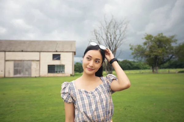 Mujer Pie Sosteniendo Sonriendo Feliz Parque —  Fotos de Stock