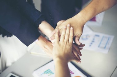 Mutlu İş Adamları, ofis içindeki yabancı ortaklarla anlaşma yaptıktan ya da anlaşma yaptıktan sonra ekip çalışması gösterip beşini veriyor. 
