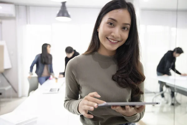 Studenti Asiatici Sorridere Divertirsi Utilizzando Tablet Aiuta Anche Condividere Idee — Foto Stock