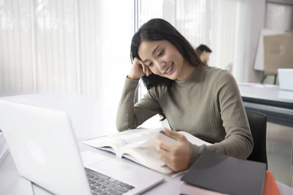 Studenti Asiatiche Sorridere Leggere Libri Usare Taccuino Condividere Idee Nel — Foto Stock