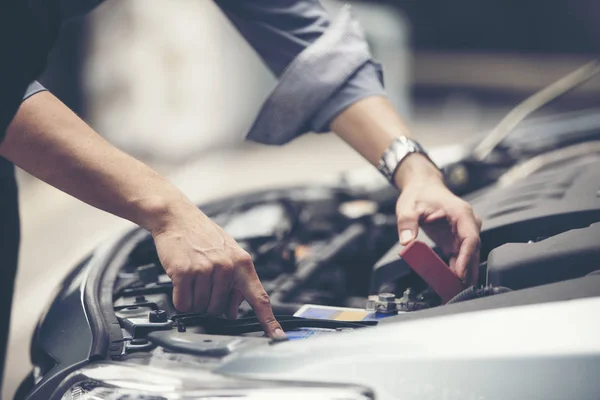 Empresarios Ayudan Las Empresarias Revisar Reparar Coches Rotos — Foto de Stock