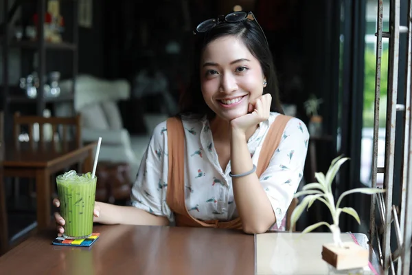 Mujeres Asiáticas Leyendo Sonriendo Feliz Relajarse Una Cafetería Después Trabajar —  Fotos de Stock