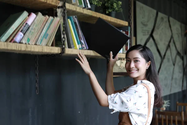 Студентки Азиатки Проводят Секцию Книжной Полке — стоковое фото