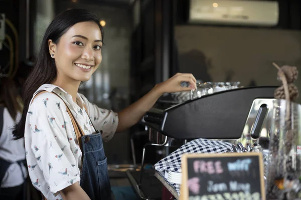 Азійські Жінки Бариста Посміхається Використовує Кавоварку Кафе Контр Робочій Жінці — стокове фото