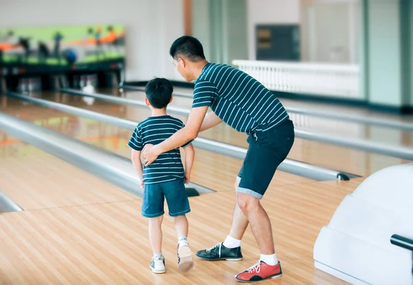Vader Onderwijs Zoon Voor Play Bowlen Bij Bowlingclub — Stockfoto