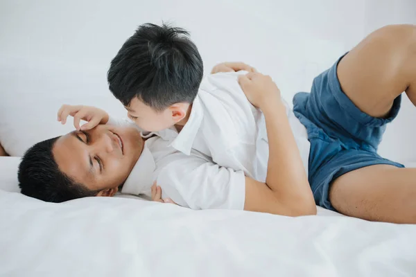 Oynama Gülüyor Yatak Üzerinde Evde Oğluyla Mutlu Asya Aile — Stok fotoğraf