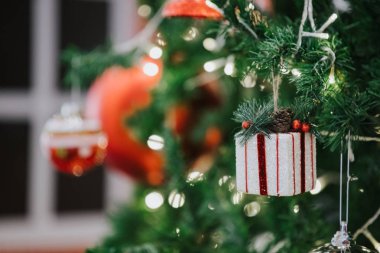 Happy new year ve hediye kutusu, bulanık ve yumuşak odak ile Noel ağacı süsler