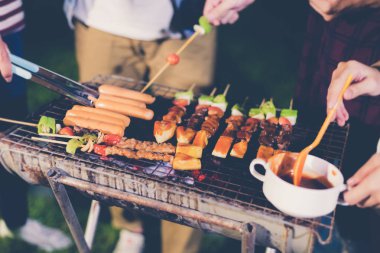 Arkadaşlar açık bahçe Barbekü gecesi Alkollü bira içecekler ile gülüyor sahip Asya grup 