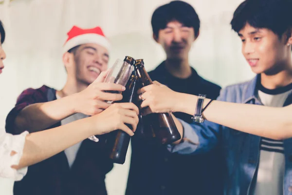 Grupo Asiático Amigos Teniendo Fiesta Con Bebidas Alcohólicas Cerveza Jóvenes — Foto de Stock