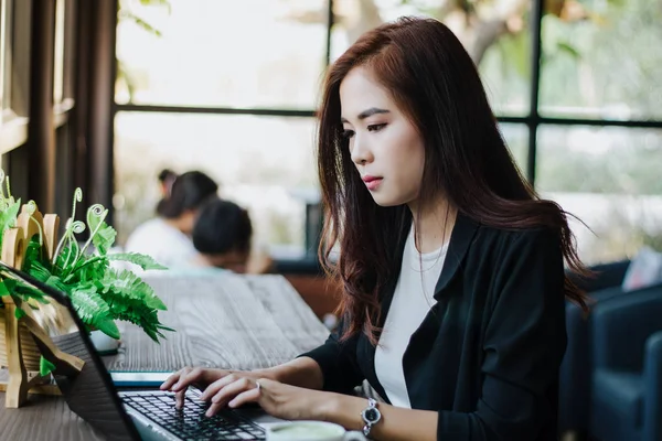 Mulheres Negócios Asiáticas Usando Notebook Para Trabalhar — Fotografia de Stock