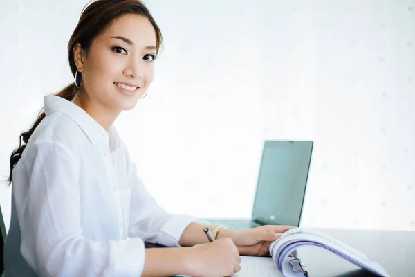 Mulheres Negócios Asiáticas Usando Notebook Sorrindo Feliz Por Trabalhar — Fotografia de Stock