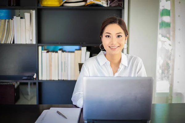 Mulheres Negócios Asiáticas Usando Notebook Sorrindo Feliz Por Trabalhar — Fotografia de Stock