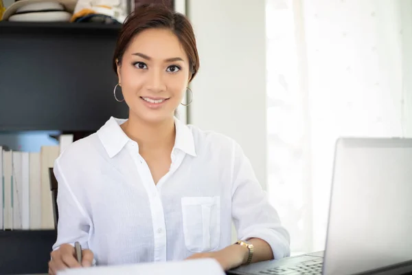 Asiatiska Affärskvinnor Använder Bärbar Dator Och Leende Glada För Att — Stockfoto