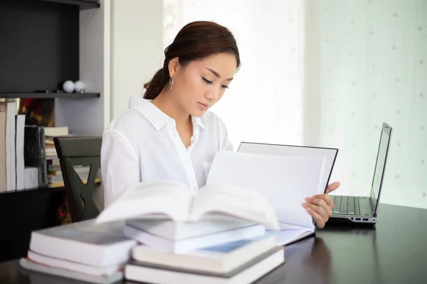 Asiatica Studentessa Sorridente Lettura Libro Relax Esame Finale — Foto Stock