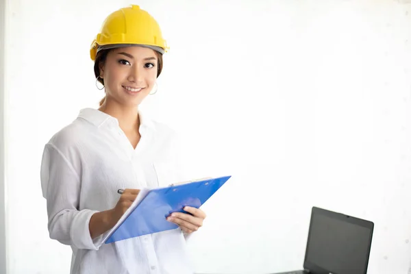 Asiatiques Femmes Ingénierie Inspecter Travailler Tenir Des Plans Bureau — Photo