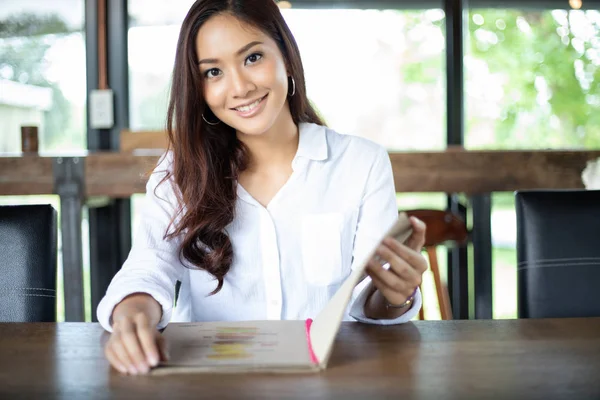 Asiatico Donna Aperto Menu Ordinare Caffè Caffè Ristorante Sorridente Felice — Foto Stock