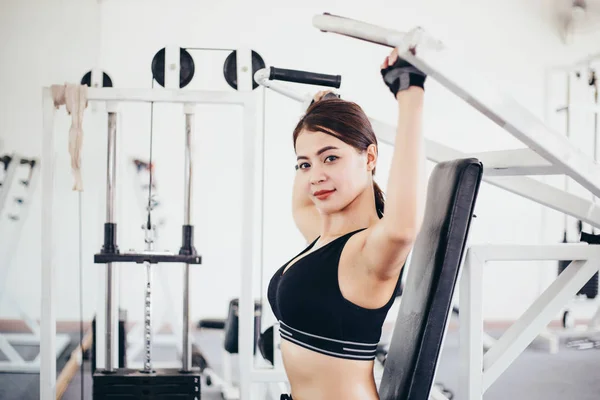 Vackra Muskulös Passar Kvinna Utövar Bygga Muskler Och Kondition Kvinna — Stockfoto