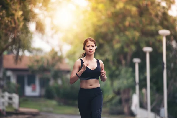 Τρέχοντας Γυναίκα Αθλήτρια Τζόκινγκ Κατά Διάρκεια Υπαίθρια Στον Δρόμο Τρέξιμο — Φωτογραφία Αρχείου