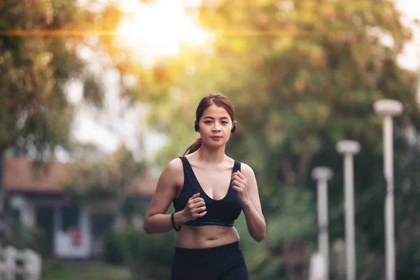 Τρέχοντας Γυναίκα Αθλήτρια Τζόκινγκ Κατά Διάρκεια Υπαίθρια Στον Δρόμο Τρέξιμο — Φωτογραφία Αρχείου