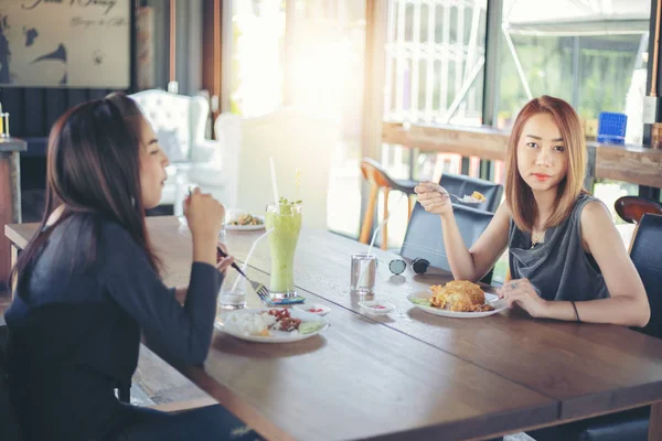 Duas Jovens Amigas Riem Almoçam Juntas Restaurante — Fotografia de Stock