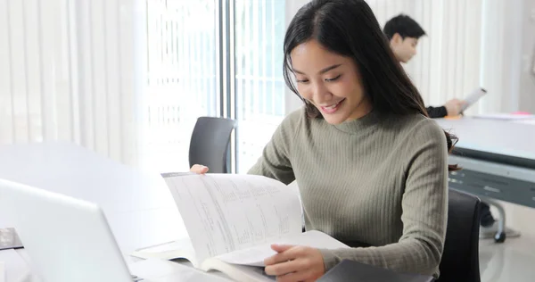 Asiatiska Kvinnor Studenter Smile Och Läsa Bok Och Använder Bärbar — Stockfoto