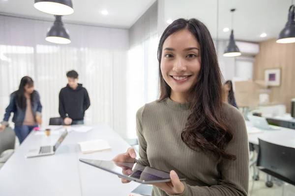 Studenti Asiatici Sorridi Divertiti Utilizza Smartphone Tablet Aiuta Anche Condividere — Foto Stock